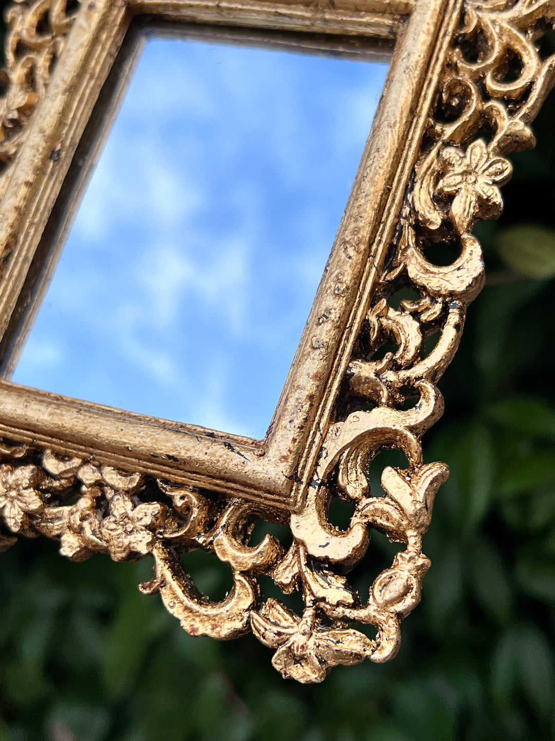 Specchietto dorato intaglio floreale misure 12,5x16