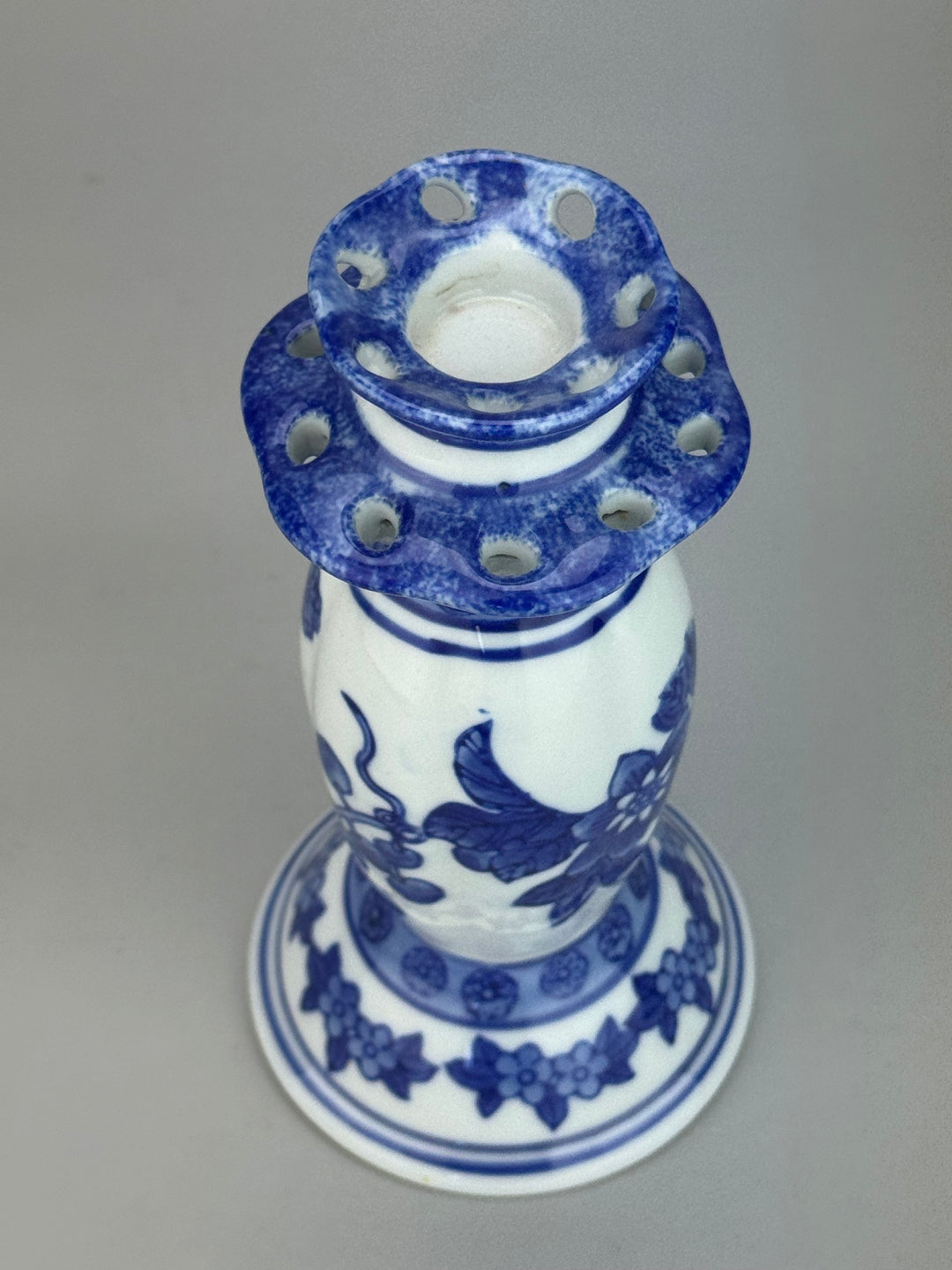 Coppia Portacandele in porcellana bianca e blu decoro floreale stile orientale