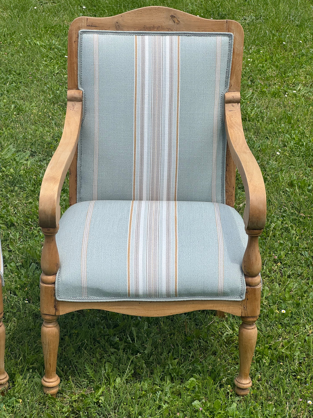 Coppia di poltrone francesi in legno chiaro con rivestimento a righe azzurro e beige