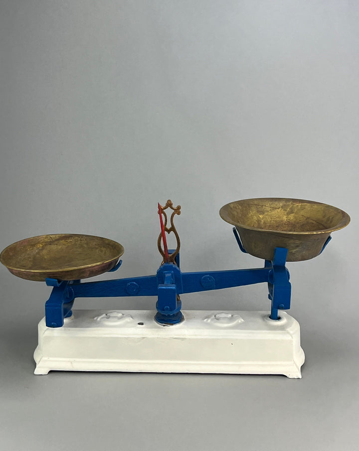 Bilancia vintage in ghisa con piatti in ottone