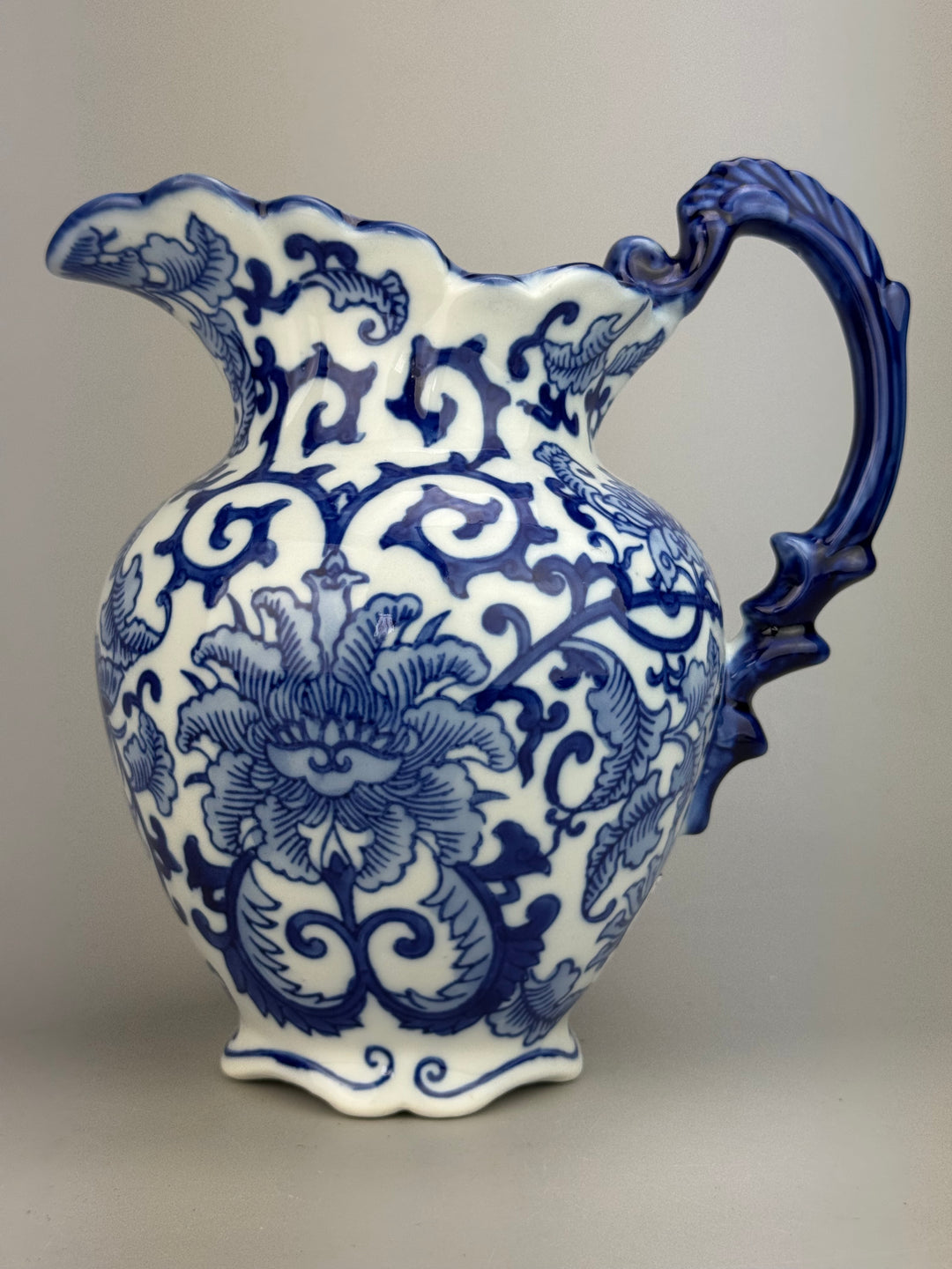 Brocca vintage in ceramica bianca e blu con decoro floreale