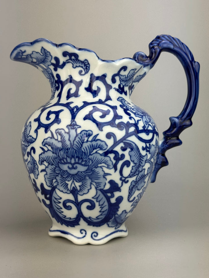 Brocca vintage in ceramica bianca e blu con decoro floreale