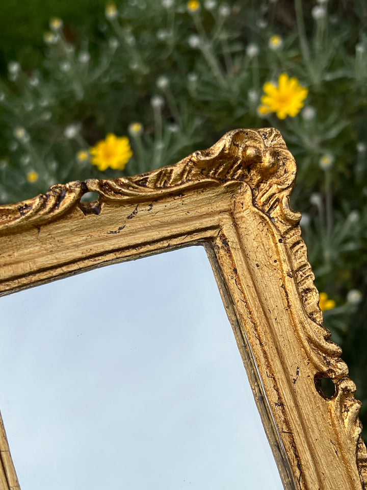 Specchietto dorato motivo a rilievo misure 17x19 cm