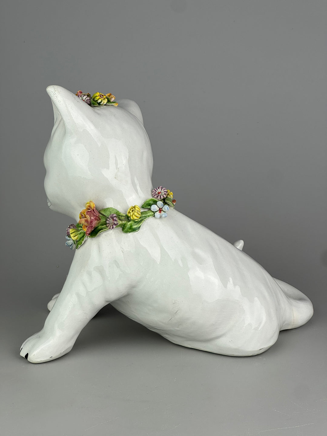 Statua Gatto decorativo vintage in ceramica italiana con fiori applicati