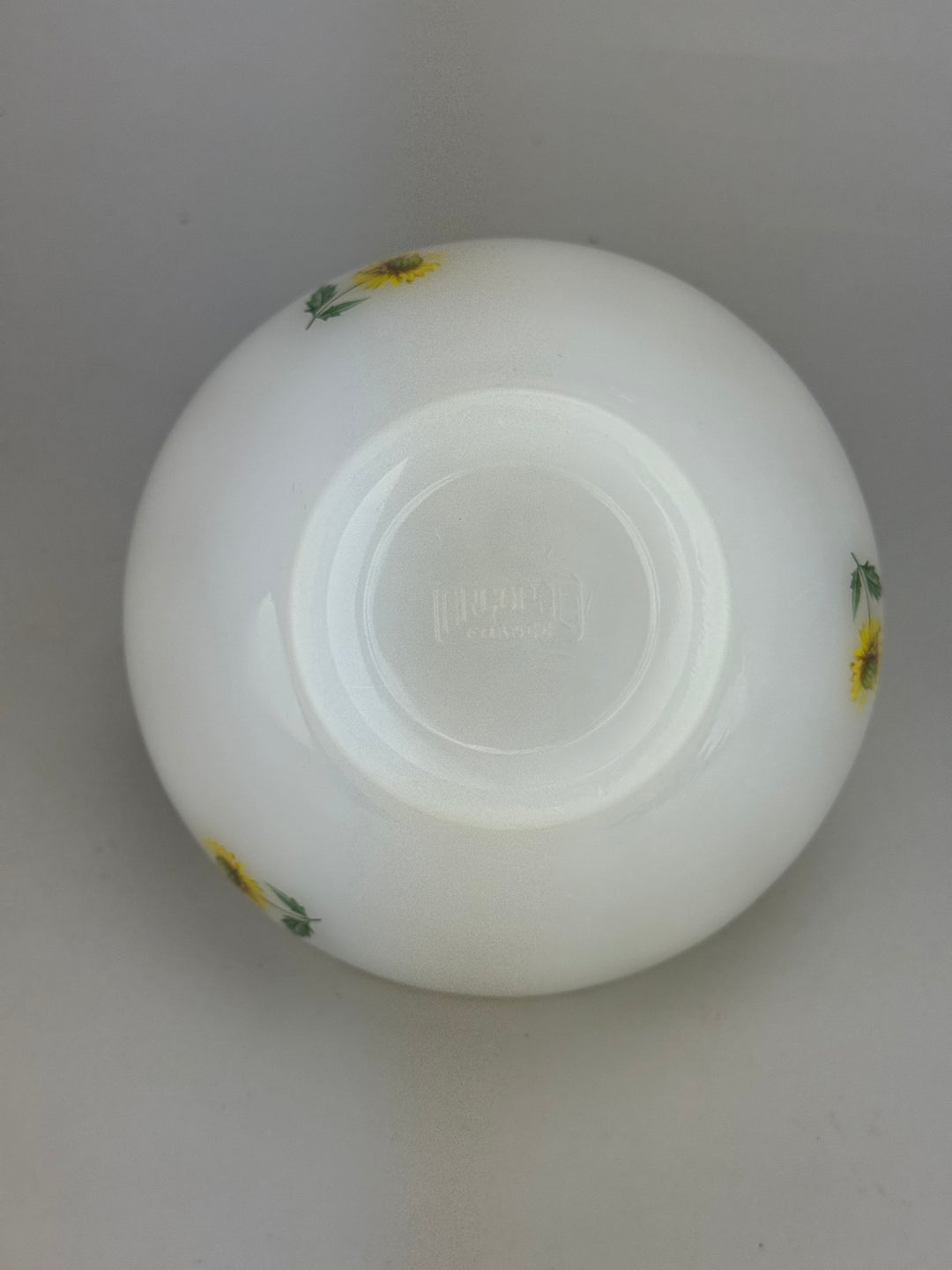 Ciotolina Vintage Arcopal France in vetro opalino con decoro girasole