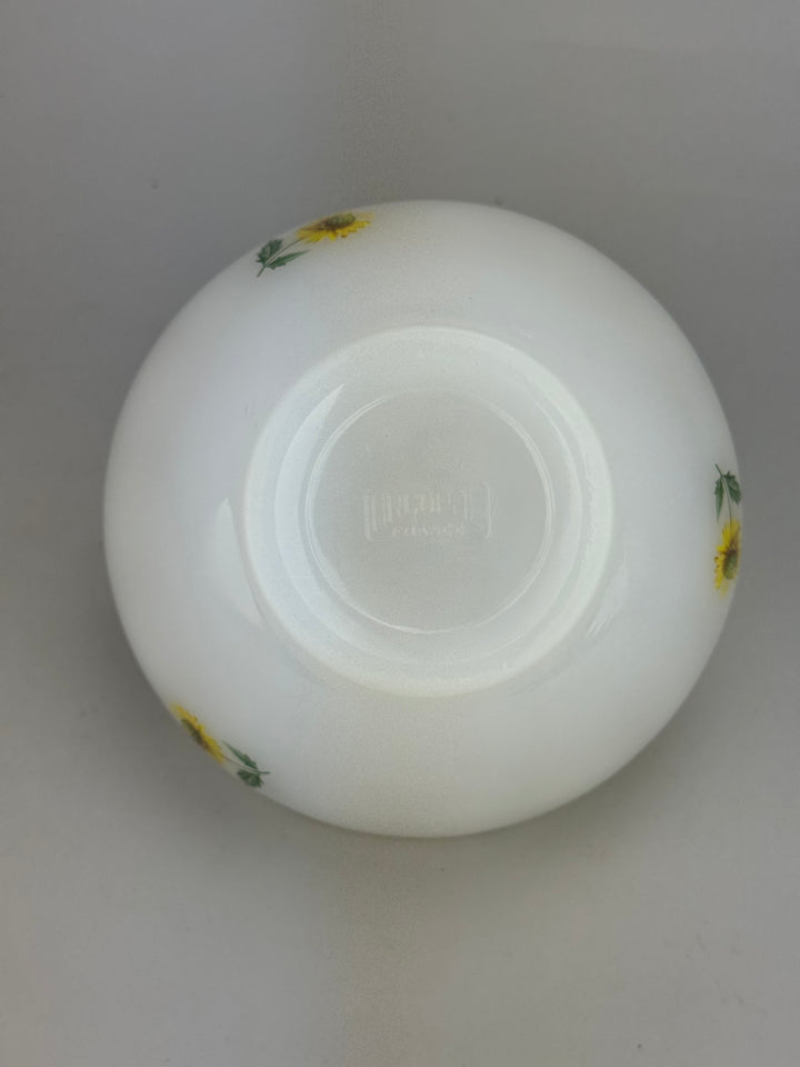 Ciotolina Vintage Arcopal France in vetro opalino con decoro girasole