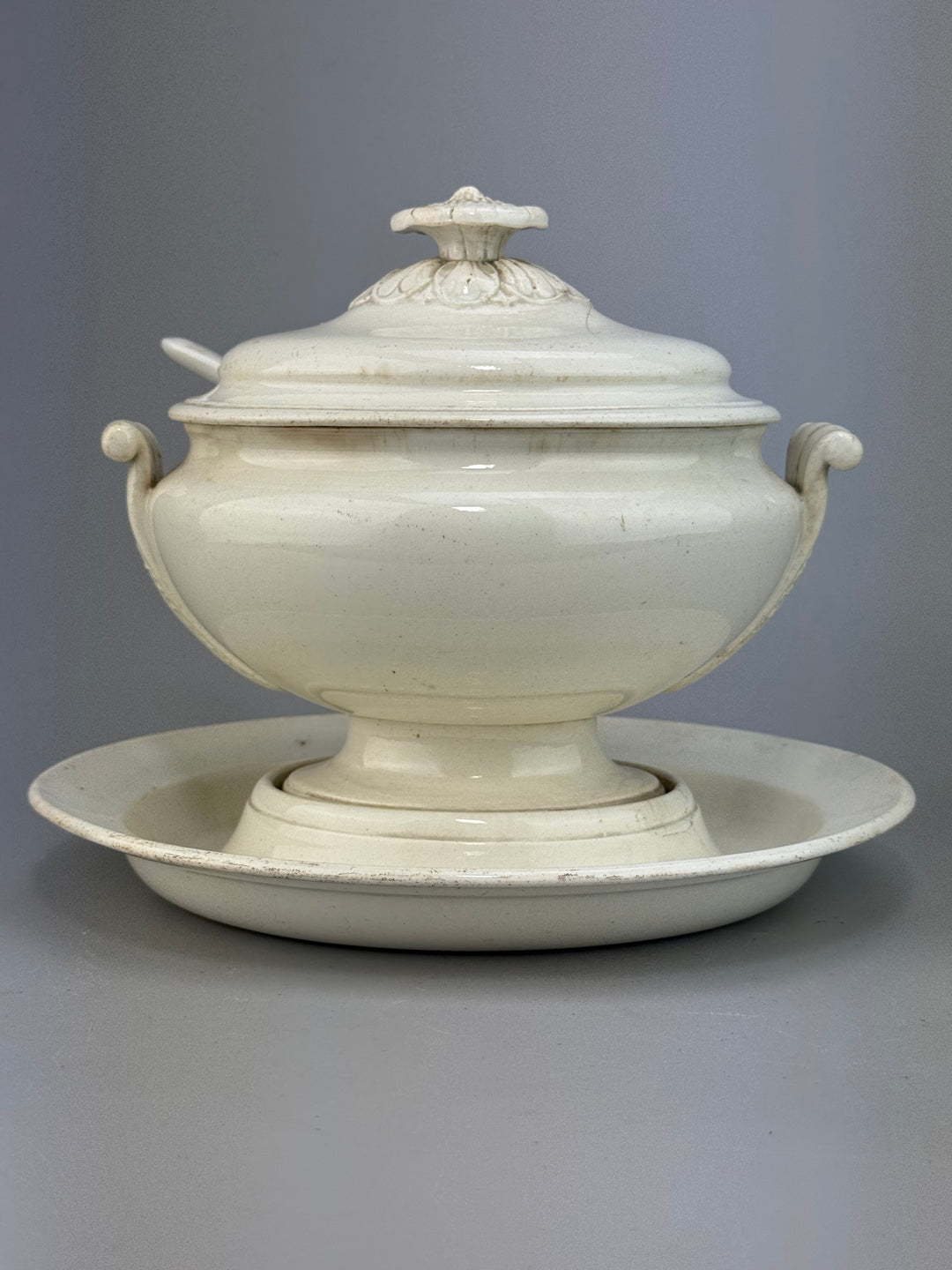 Zuppiera in ceramica Wedgwood bianca con cucchiaio vintage