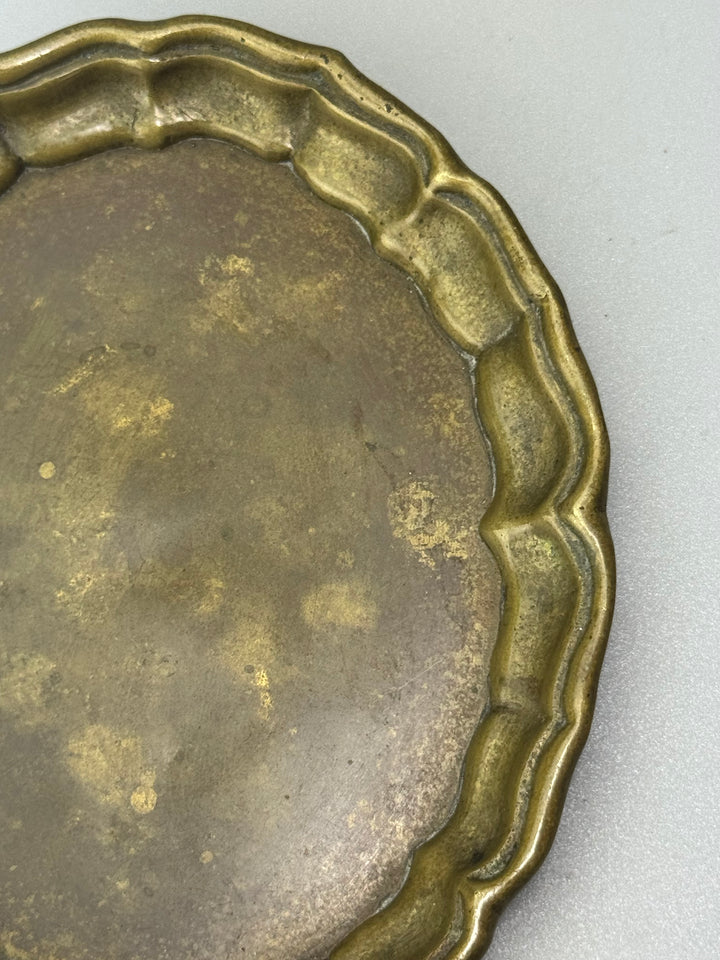 Vassoietti vintage in ottone massiccio con bordo sagomato