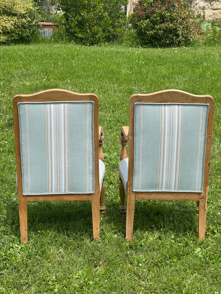 Coppia di poltrone francesi in legno chiaro con rivestimento a righe azzurro e beige