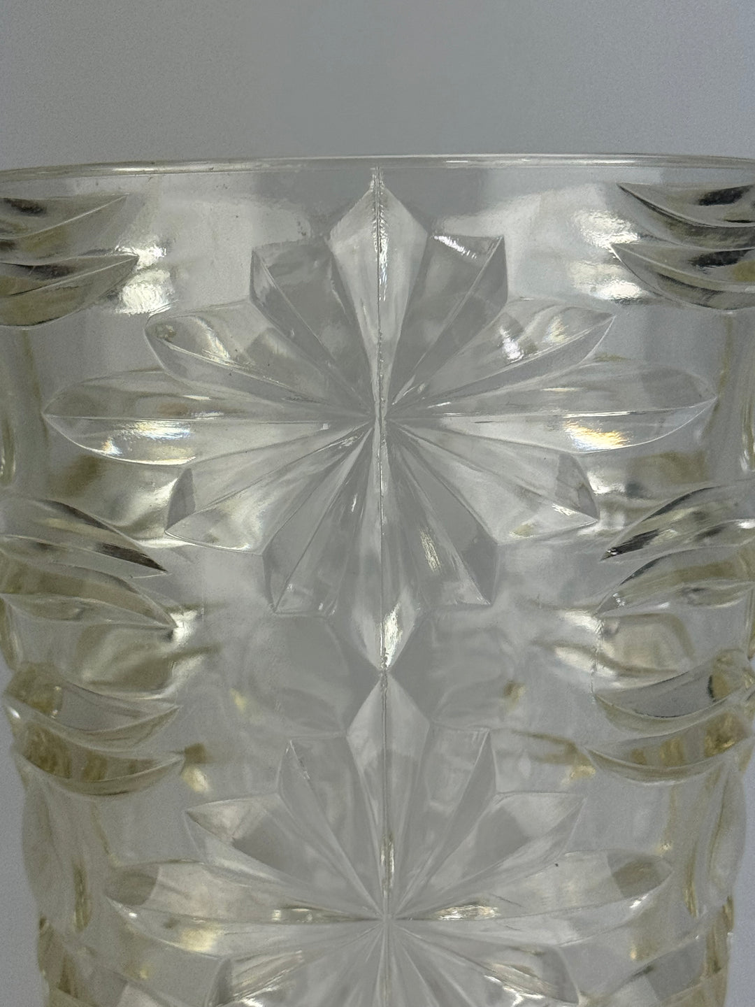 Vaso vintage in cristallo molato con motivo geometrico circolare anni ’60