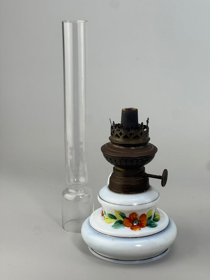Lampada ad olio in vetro opalino decorato