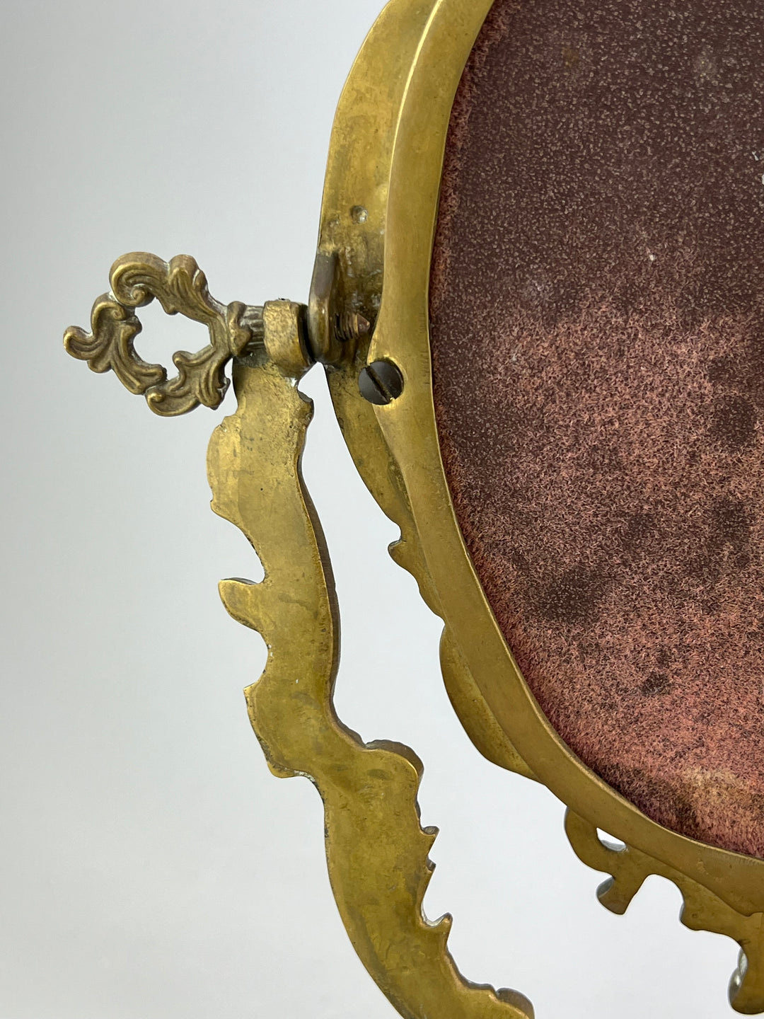 Specchio da tavolo in bronzo dorato con putti stile rococò