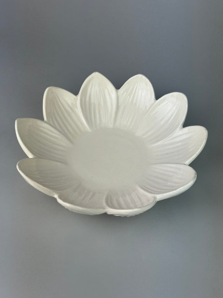 Piattino svuotatasche vintage a forma di fiore in porcellana bianca Made in Italy