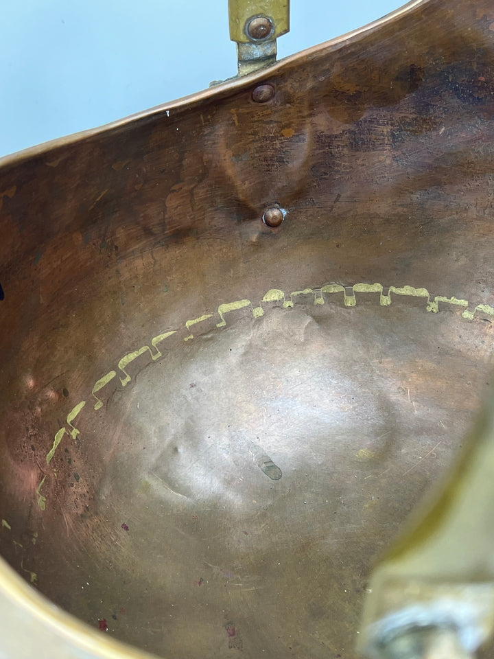 Versatoio in rame per carbone con manici in porcellana decorata