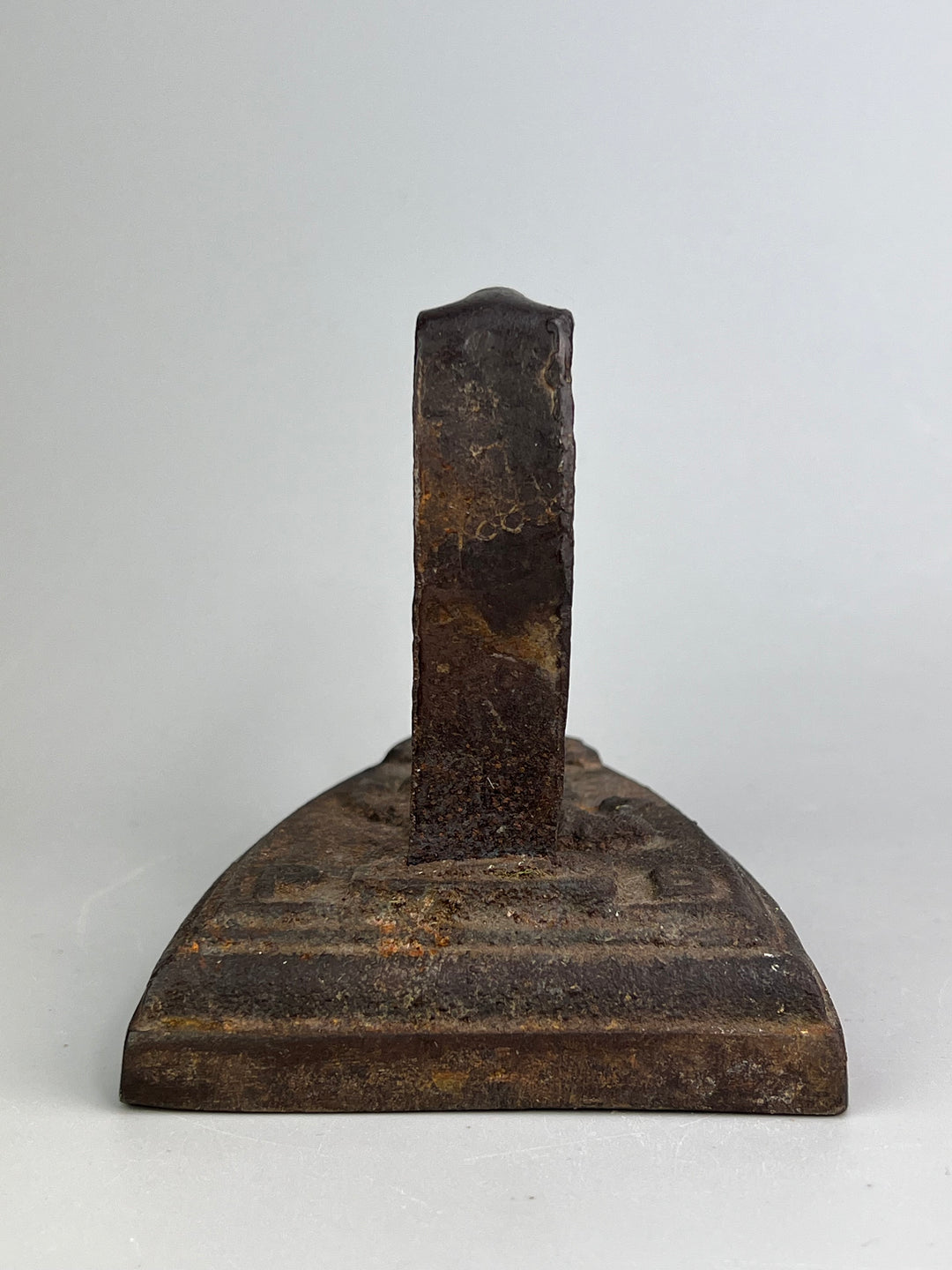 Ferro da stiro antico in ghisa