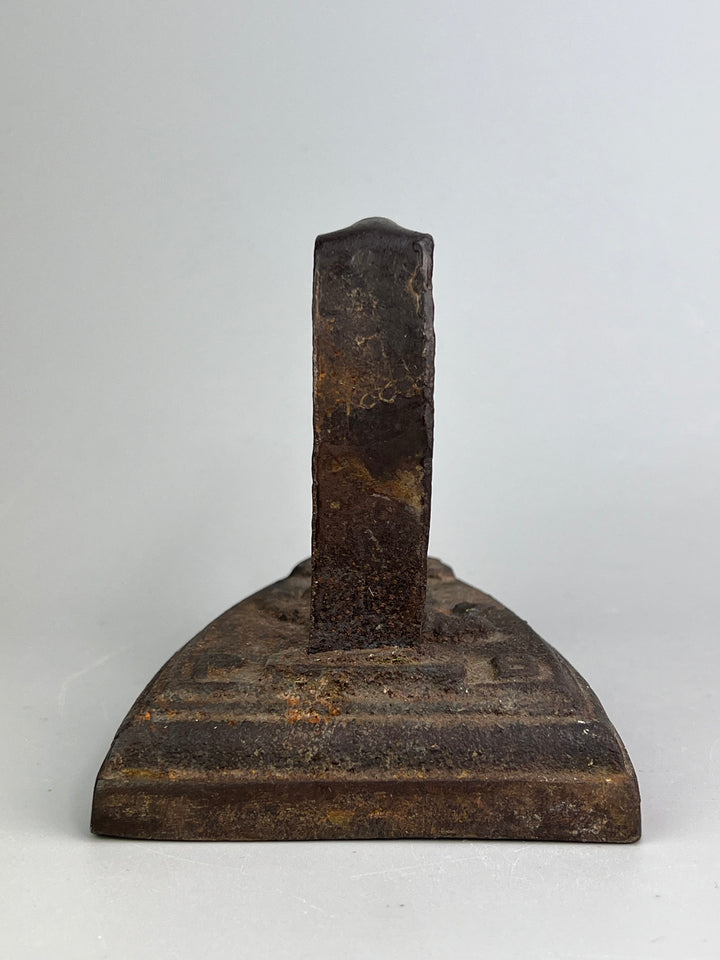 Ferro da stiro antico in ghisa