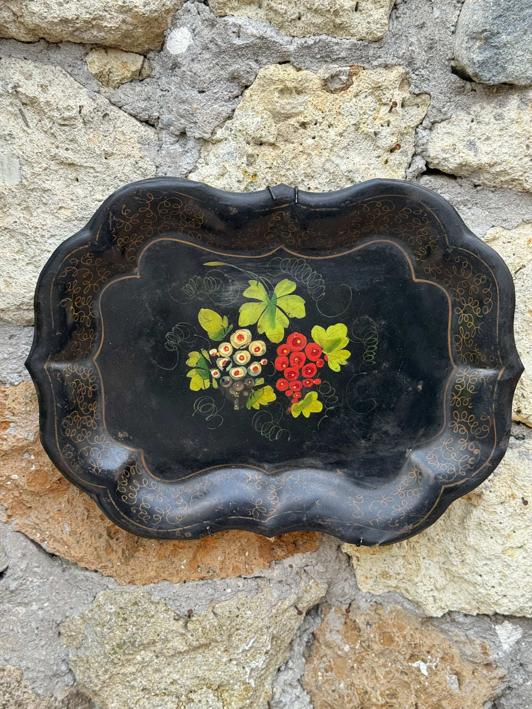 Set Vassoi vintage in metallo nero dipinti a mano con decorazioni floreali stile russo