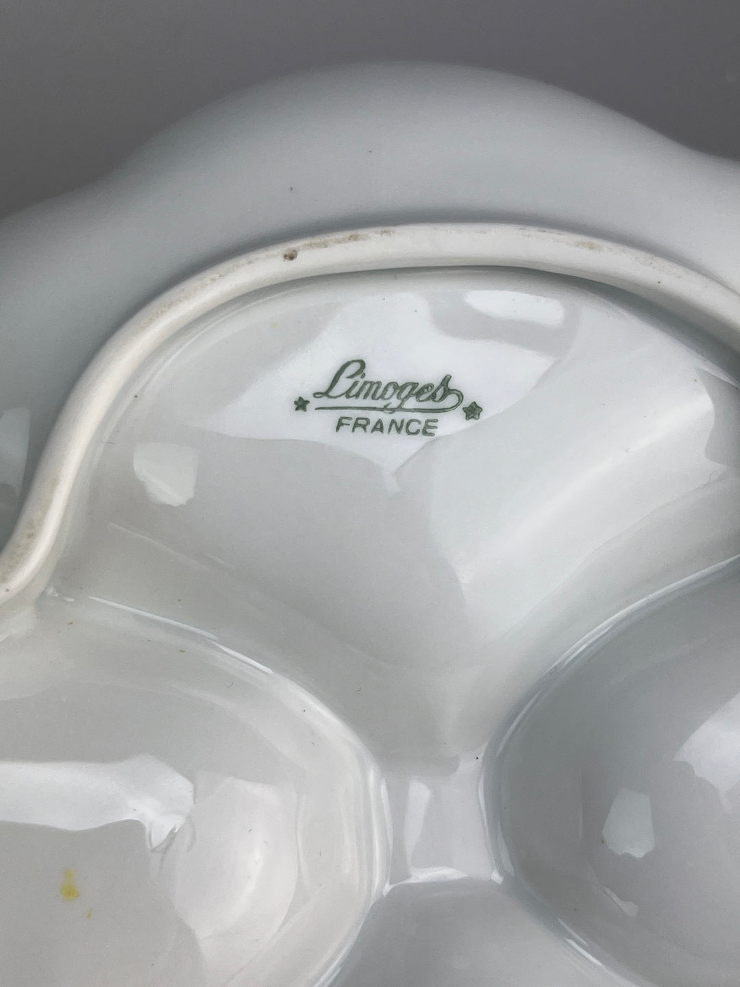 Piatto in porcellana Limoges con decoro dorato