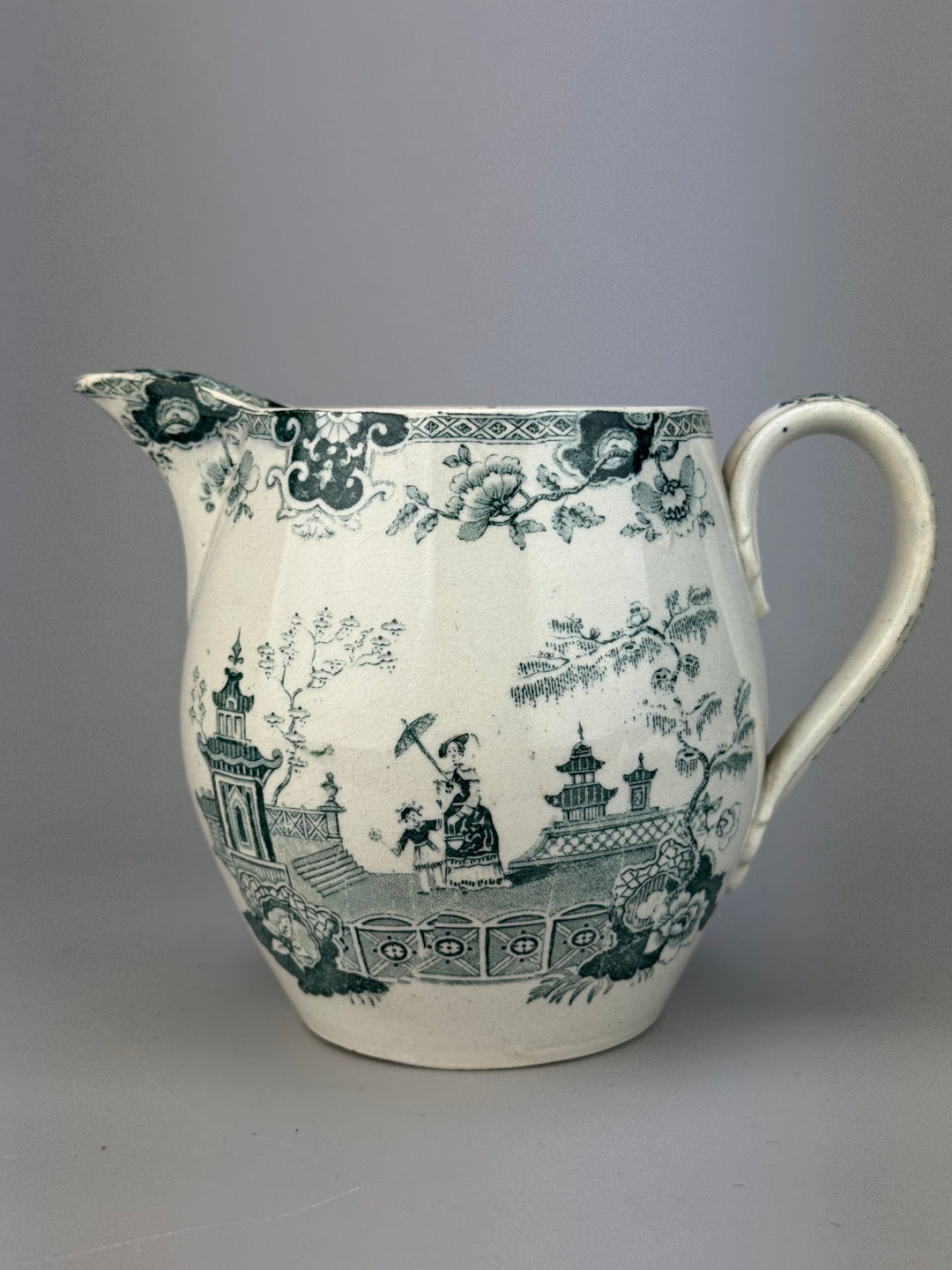 Brocca in ceramica con decoro orientale verde