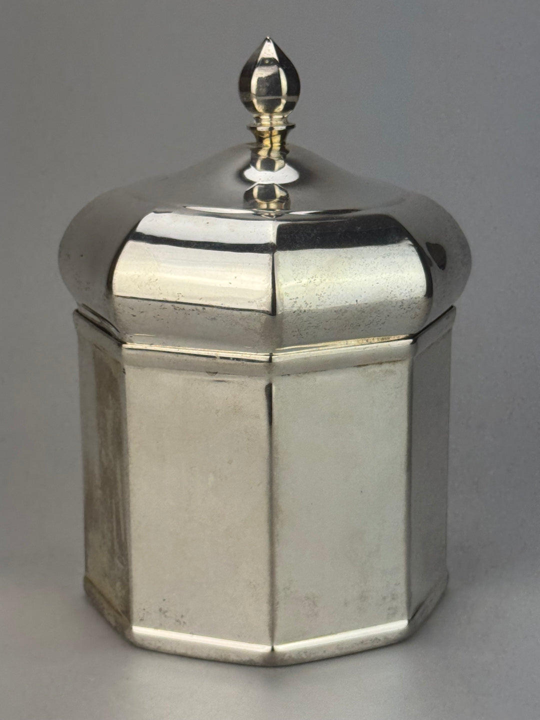 Barattolo ottagonale porta tè vintage in silverplate Olri