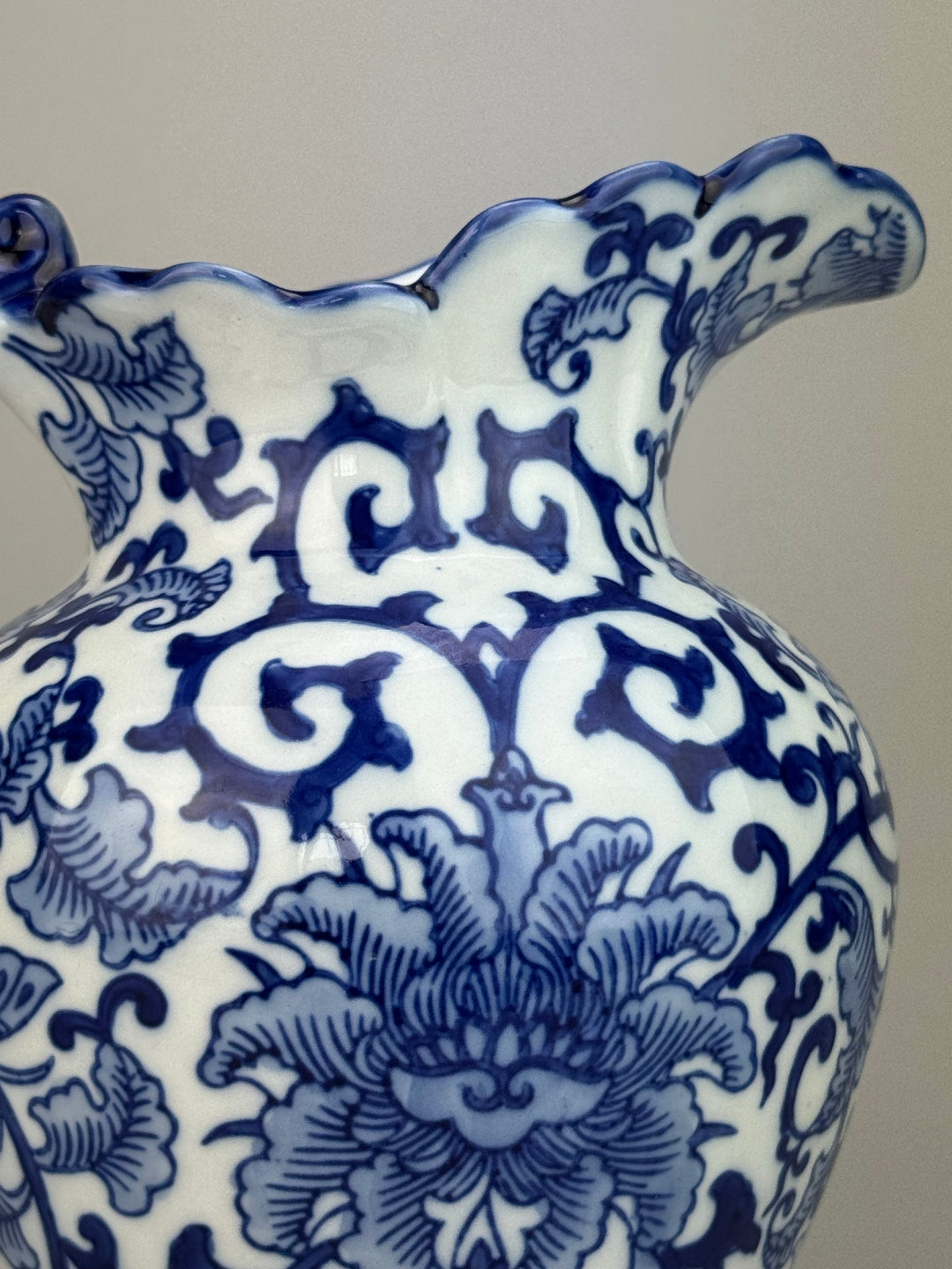 Brocca vintage in ceramica bianca e blu con decoro floreale