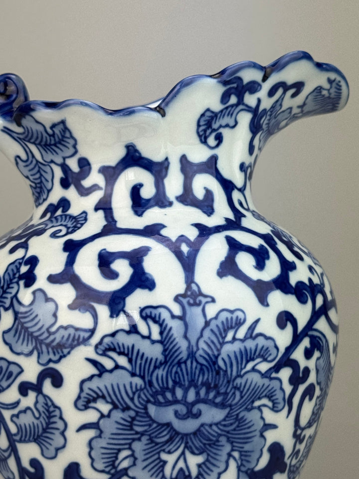 Brocca vintage in ceramica bianca e blu con decoro floreale
