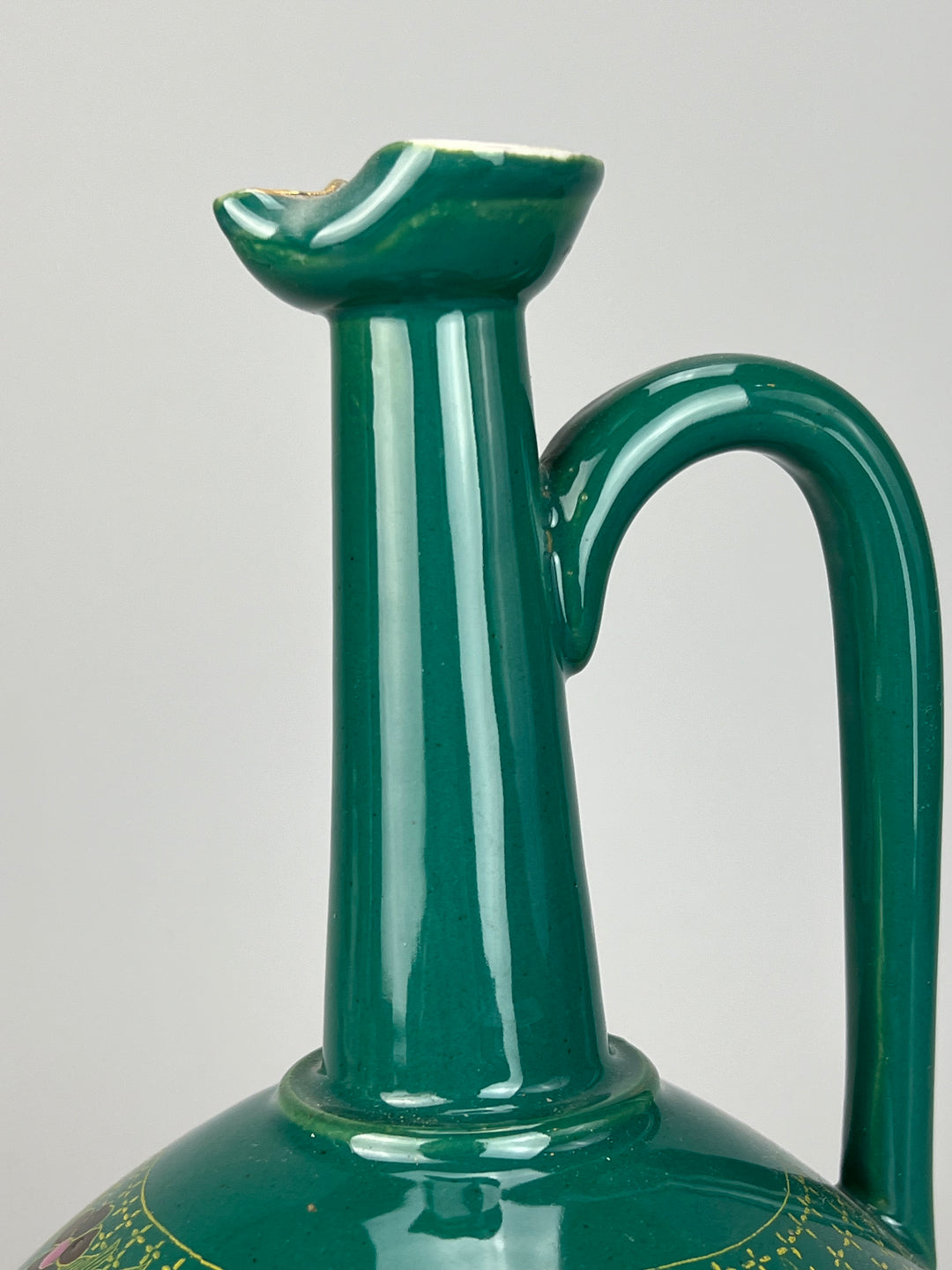Brocca ceramica verde decorata