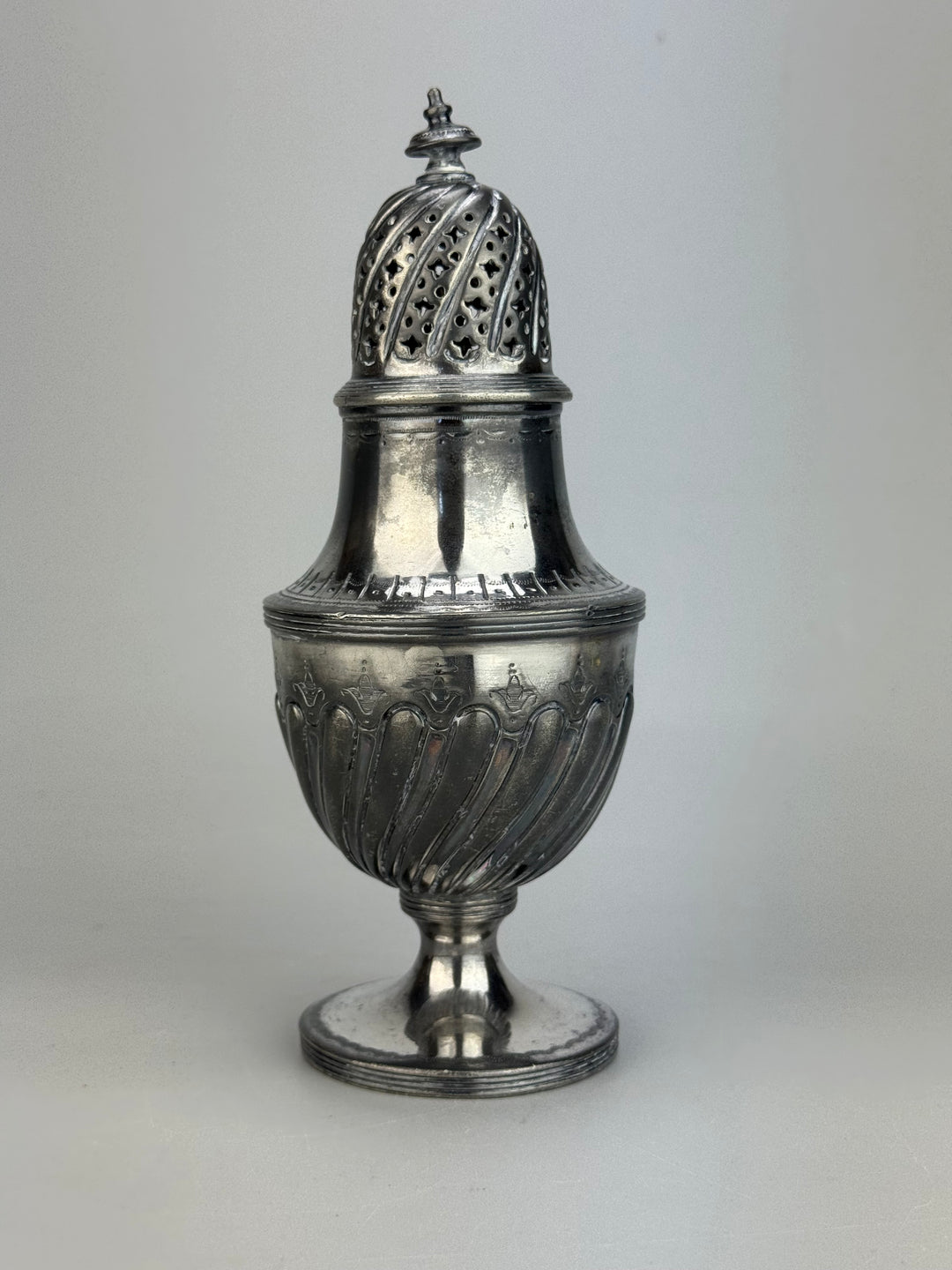 Spargizucchero inglese vintage in silverplate lavorato