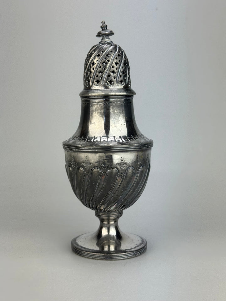 Spargizucchero inglese vintage in silverplate lavorato