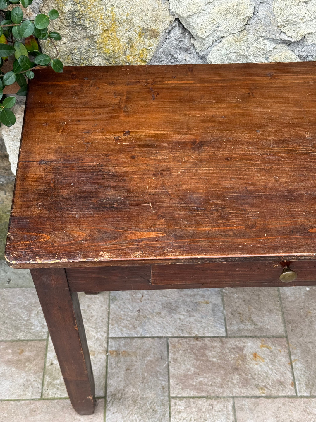 Scrittoio vintage in legno massello con cassetto centrale