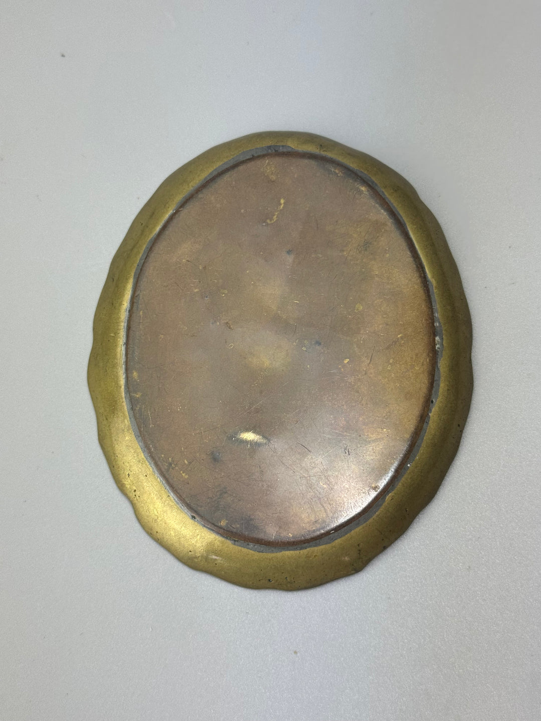 Vassoietti vintage in ottone massiccio con bordo sagomato