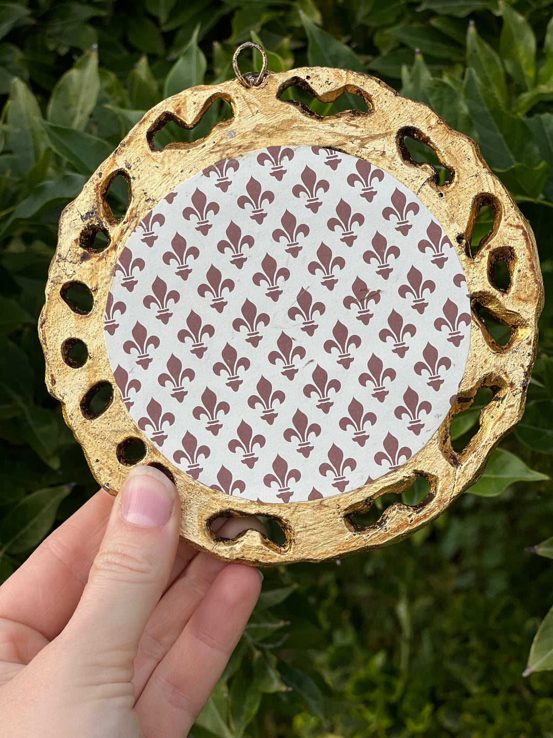 Specchietto dorato decoro intagliato misure 13,5 cm