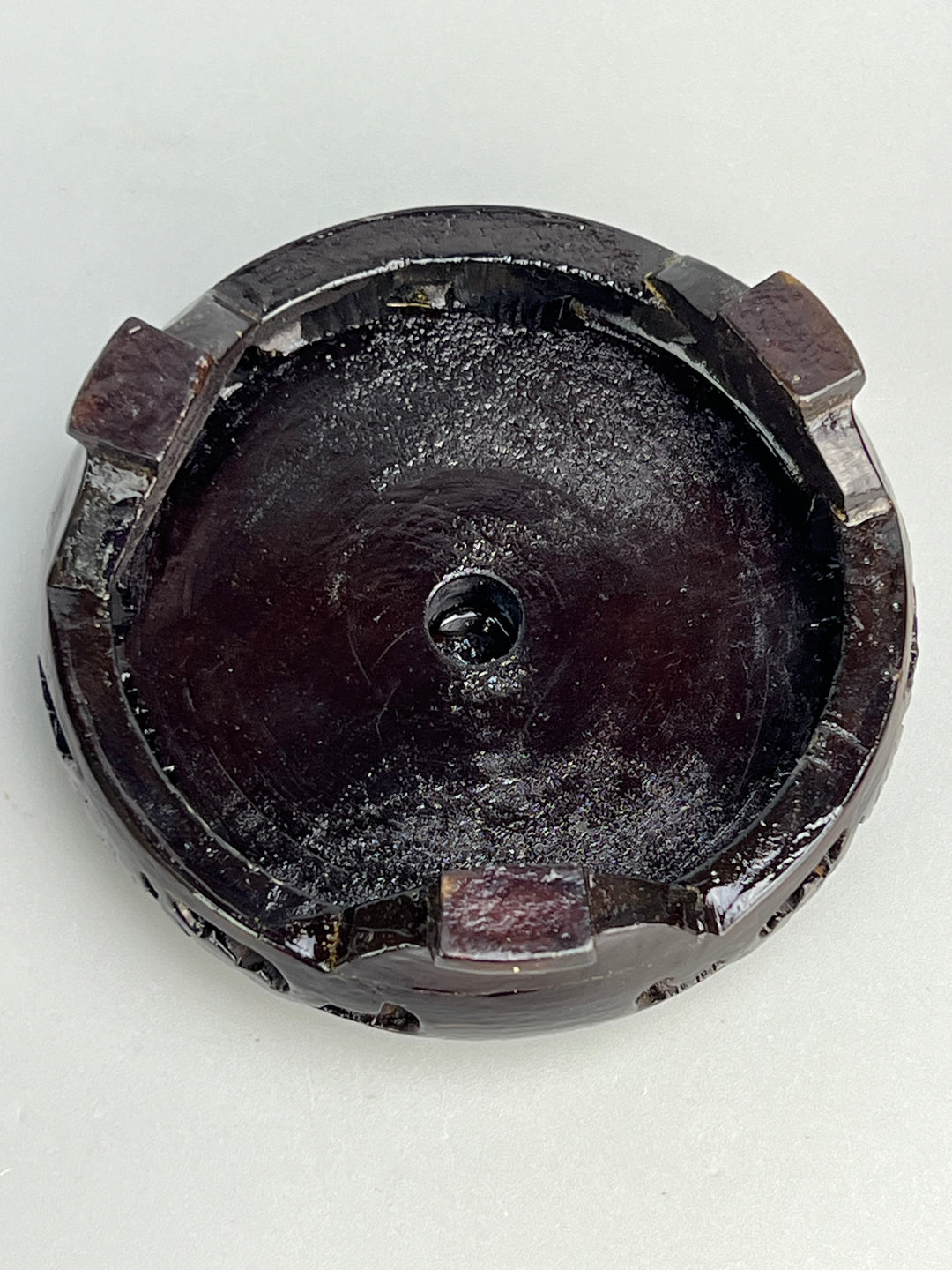 Coppia di vasi cinesi cloisonné con coperchio e base in legno