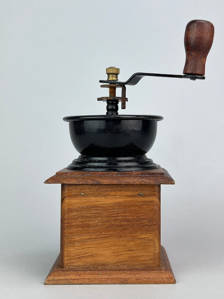 Macinacaffè vintage in legno e metallo in stile tradizionale