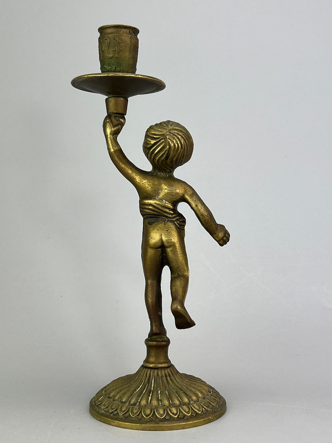 Coppia di putti portacandela in ottone dorato
