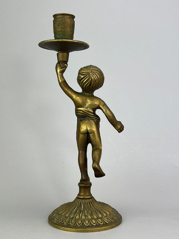Coppia di putti portacandela in ottone dorato