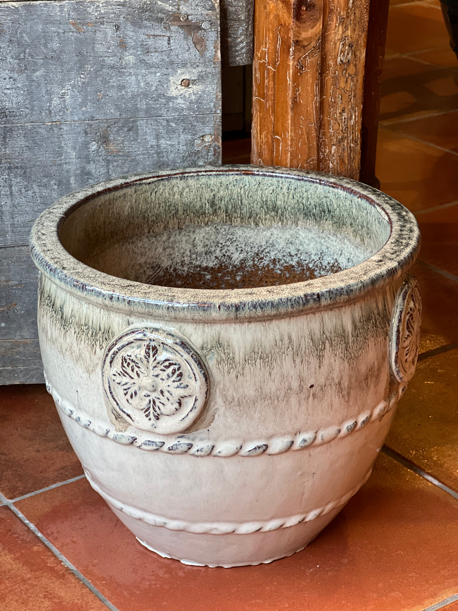 Cachepot in ceramica smaltata di colore bianco con decoro.

Perfetto sia per piante che per creare angoli decorativi, questo pezzo si adatta a diversi stili di arredamento, dal rustico al classico.

Misure diametro 30 cm altezza 25,5 cm&nbsp;