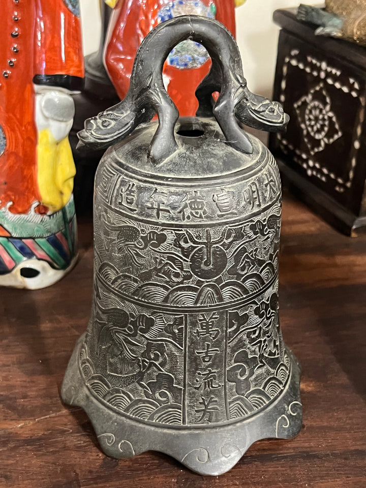Campana cinese in bronzo con decori a rilievo e draghi affrontati