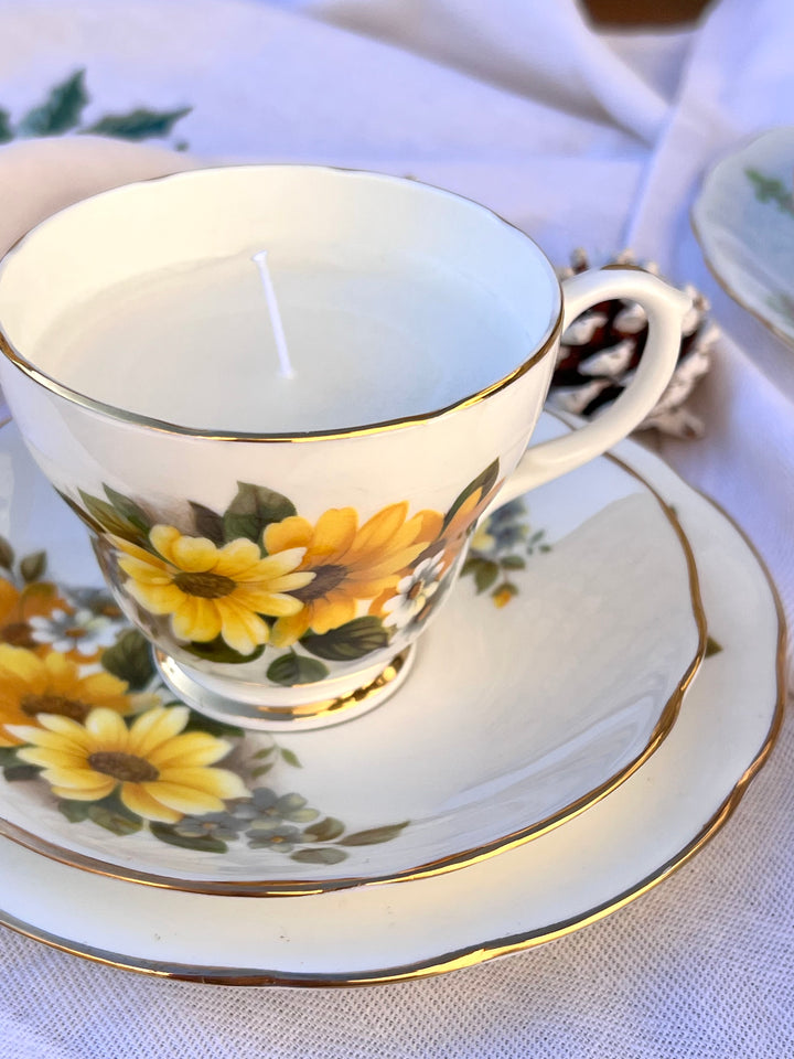 <p><span style="font-size: 0.875rem;"><span data-mce-fragment="1">Meraviglioso trio vintage composto da tazza da tè e due piattini in porcellana inglese Duchess Bone China.</span></span></p> <p><span style="font-size: 0.875rem;"><span data-mce-fragment="1">Presenta un decoro a margherite e un bordo dorato.</span></span></p> <p data-mce-fragment="1">Misure&nbsp;tazza 9,5x7 cm&nbsp;piattino tazza 14 cm piattino dolce 17 cm</p>