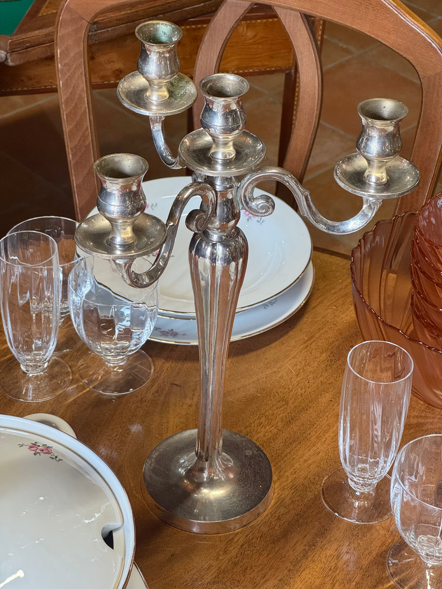 Candelabro a quattro fiamme in metallo argentato King's House Sheffield Collection con bracci ricurvi in stile inglese.