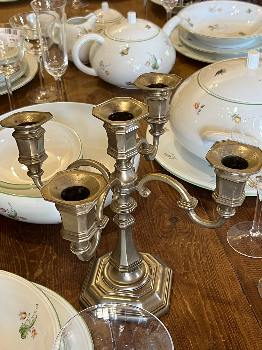 Candelabro vintage a 5 fiamme in metallo argentato con base sagomata