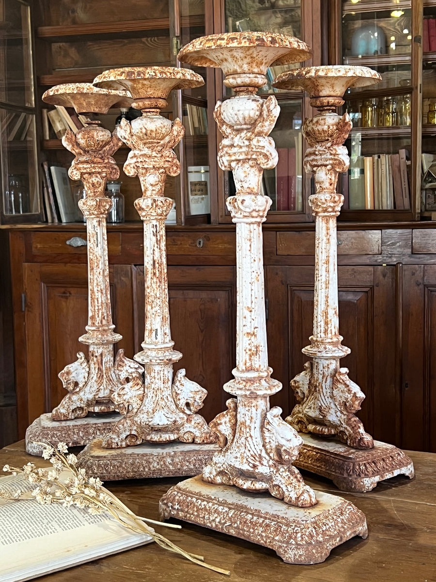 Antico Candelabro da terra francese in ghisa bianco. La forma a colonna si conclude con decoro con leoni. Condizioni come da foto. Misure 32x19x72 cm