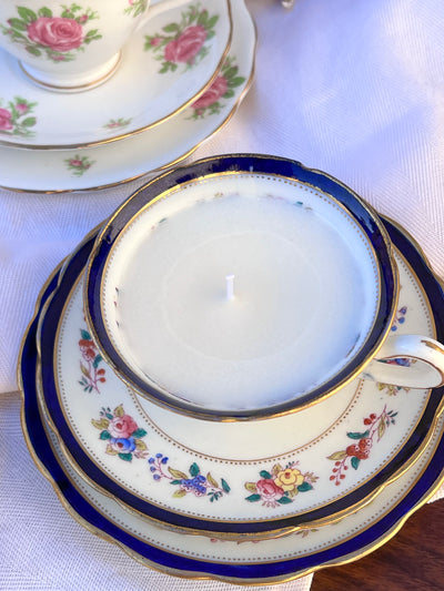Meraviglioso trio vintage composto da tazza da tè e due piattini in porcellana inglese Bone Chin.  Presenta un decoro floreale e un bordo blu e dorato.
