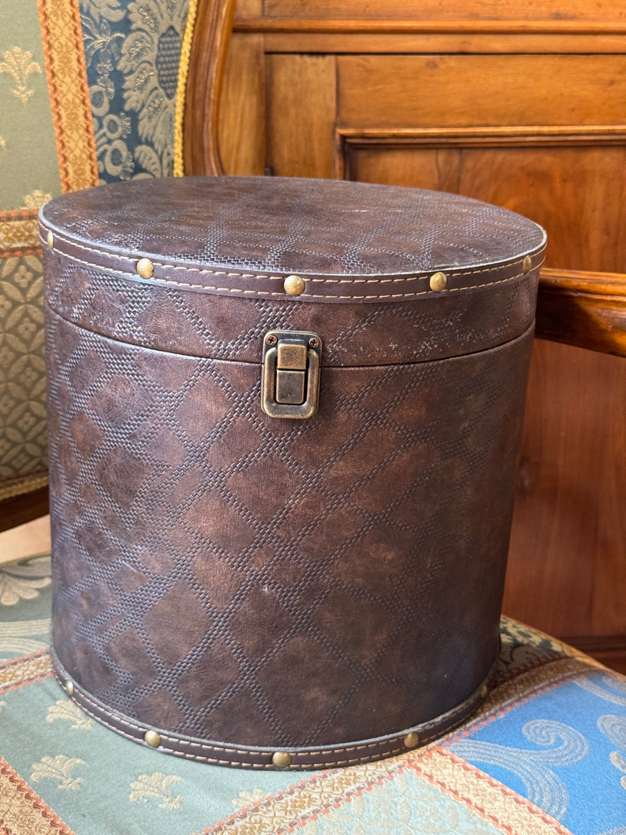 Cappelliera tonda vintage in similpelle marrone con borchie metalliche e chiusura