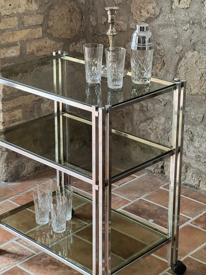 Carrello vintage anni ’70 in acciaio cromato e vetro fumé con tre ripiani