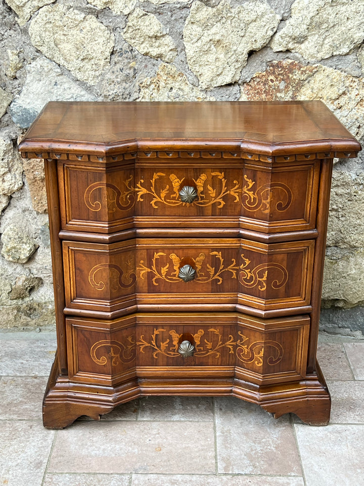 Elegante Cassettiera di ridotte misure in legno pregiato con raffinati intarsi floreali e decorazioni a motivi classici. La struttura a tre cassetti offre ampio spazio per riporre oggetti e le maniglie in metallo lavorato donano ulteriore fascino a questo mobile.

Misure 63x37x64 cm