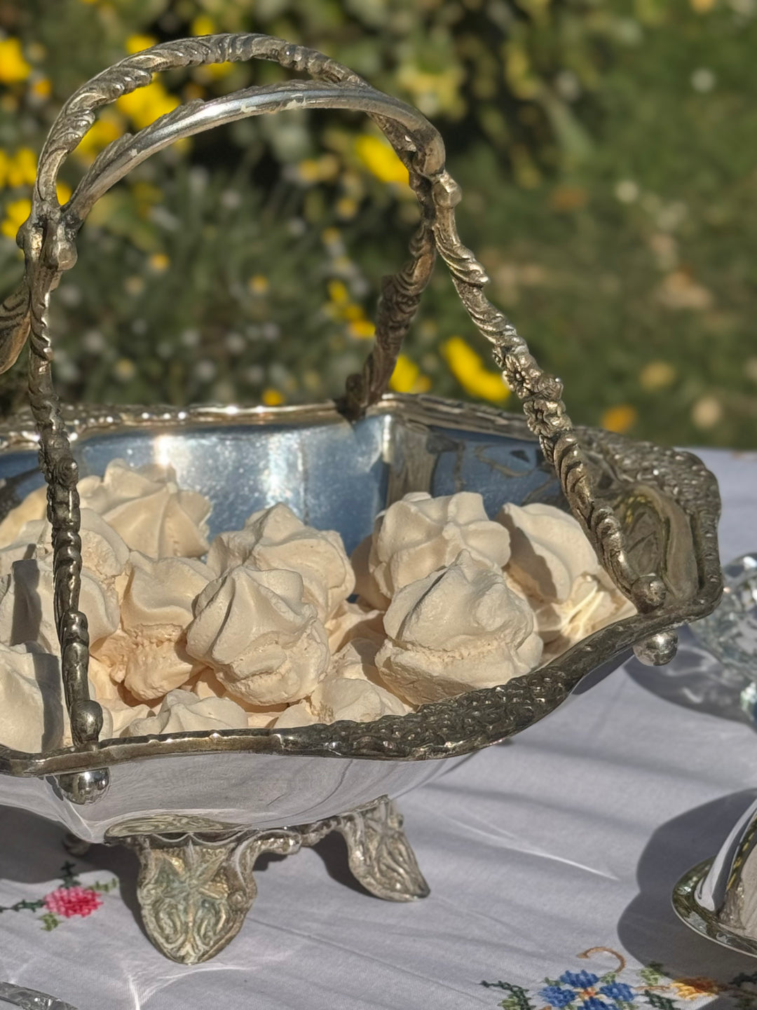 Centrotavola cestino vintage in silverplate King's House Sheffield Collection con manici decorati e piedini ornamentali.