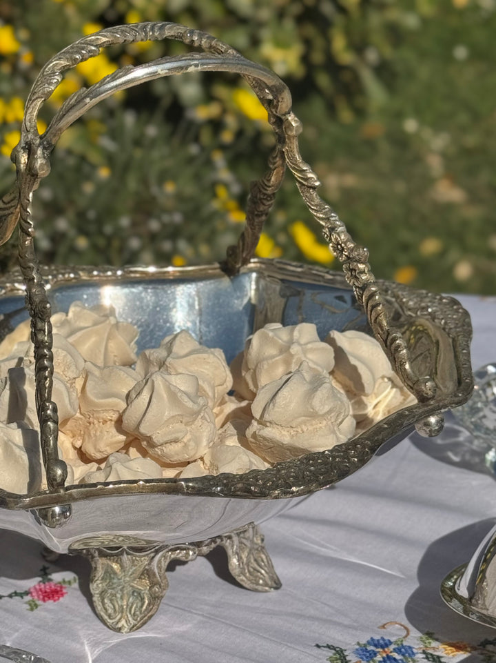 Centrotavola cestino vintage in silverplate King's House Sheffield Collection con manici decorati e piedini ornamentali.