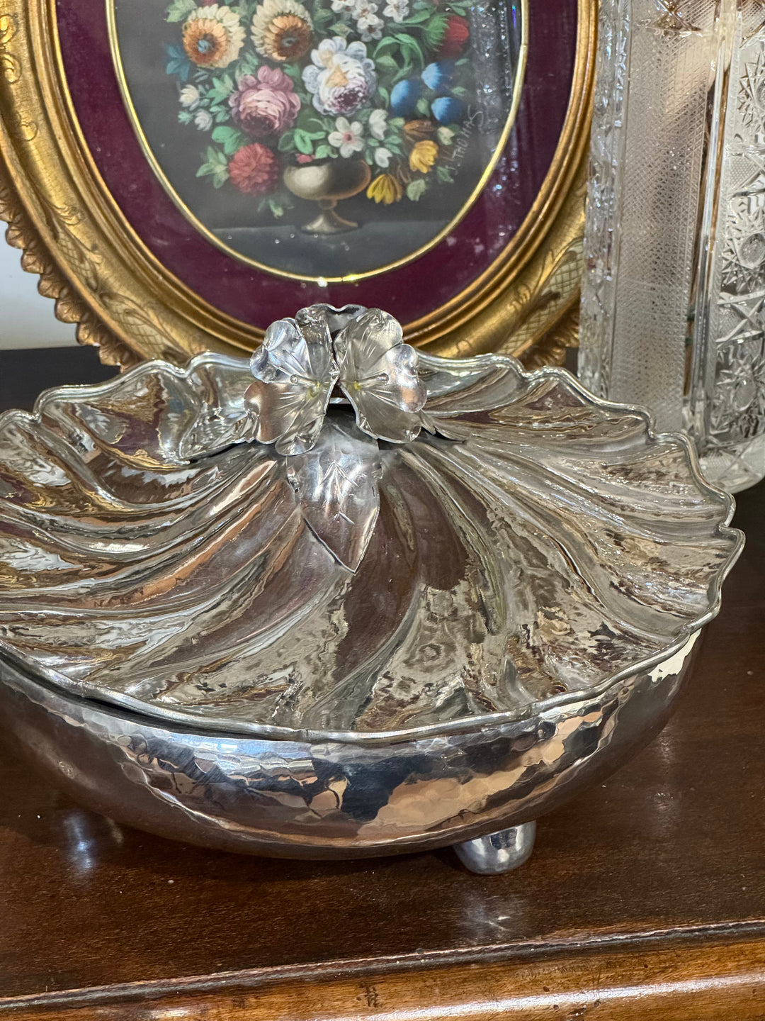 Centrotavola vintage in peltro martellato con coperchio sagomato e pomolo a forma di fiore, realizzato a mano in Italia.