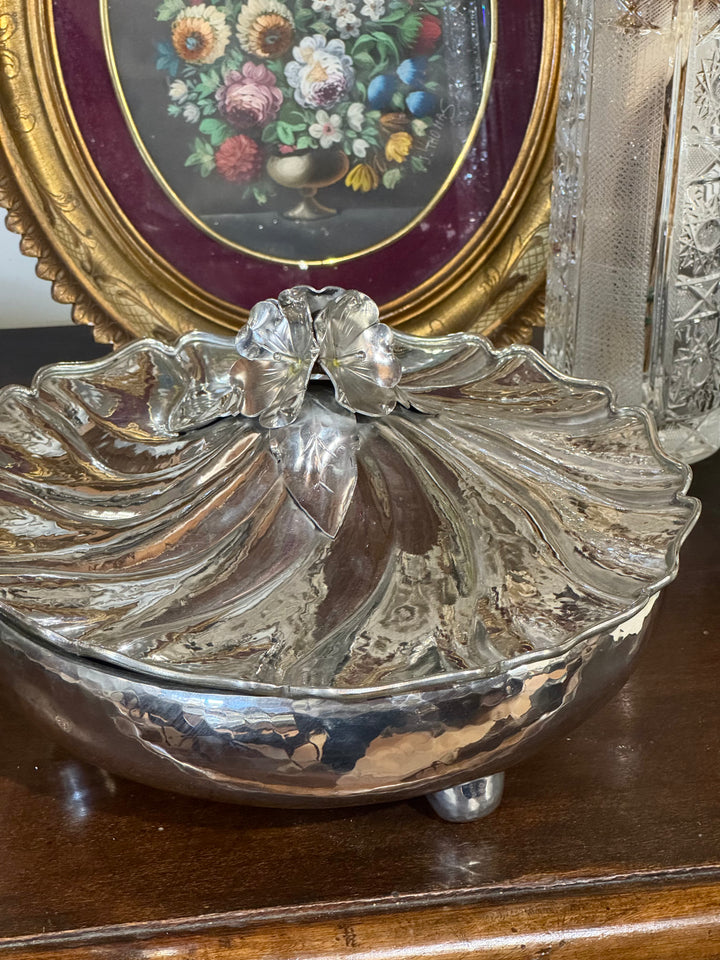 Centrotavola vintage in peltro martellato con coperchio sagomato e pomolo a forma di fiore, realizzato a mano in Italia.